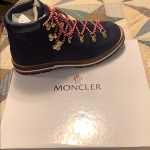 Moncler Blanche Scarpa boots.